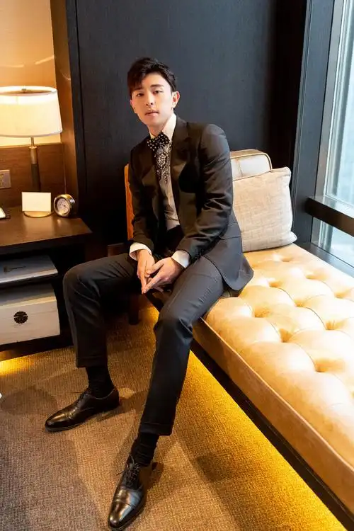 邓伦图片邓伦超帅西装写真图片