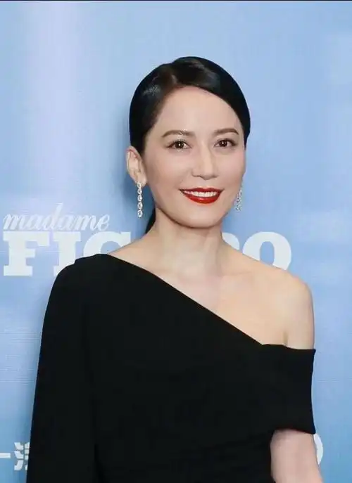 俞飞鸿身穿简约黑色礼服身材高挑难掩气质看起来优雅又大气