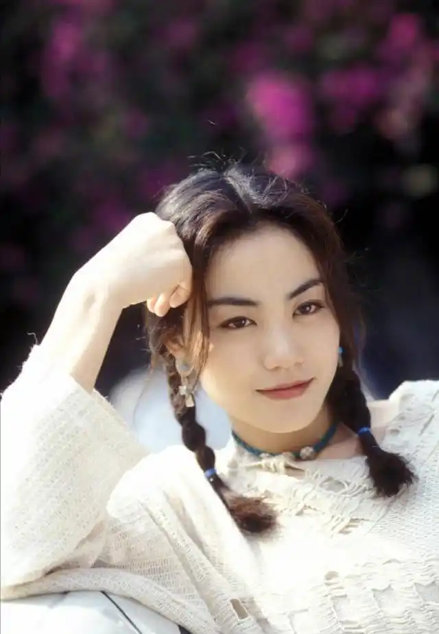 王菲年轻时的老照片流出后,网友惊叹又找到了初恋的感觉