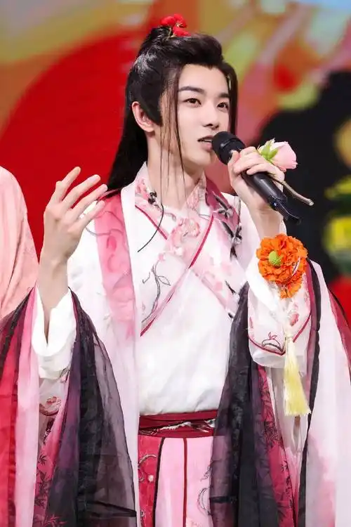 《你好星期六》华晨宇古装造型超惊艳,演唱新歌并透露巡演计划_节目