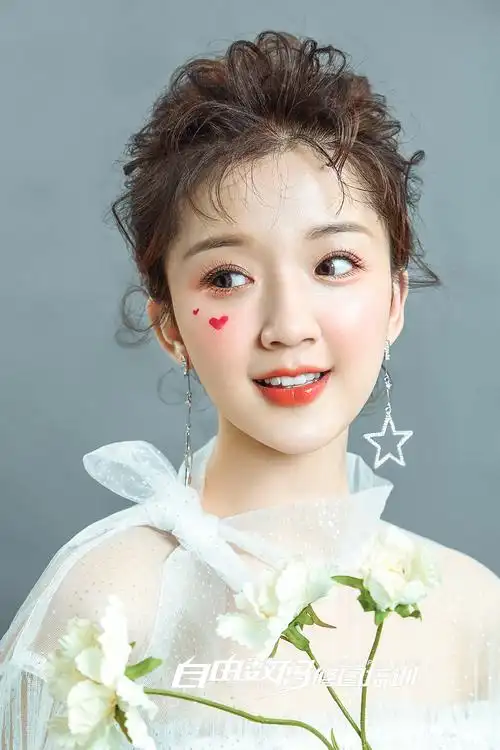 自由数码培训陈畅的化妆造型作品《甜美可爱妆面》