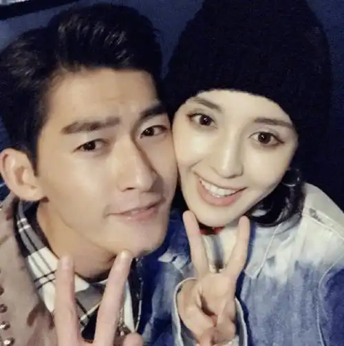 而从未承认过与郑爽恋情的张翰转头就官宣了古力娜扎的存在,这让很多