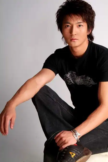 资料上海话剧艺术中心演员郭京飞