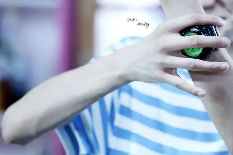 王源的手指特写镜头