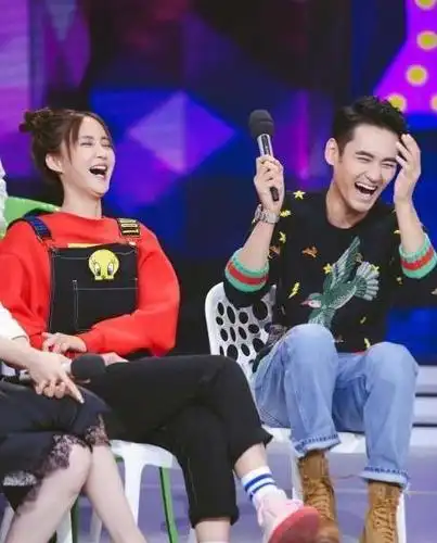 袁弘首晒张歆艺孕肚二姐肚子隆起明显两人夕阳下亲吻好幸福