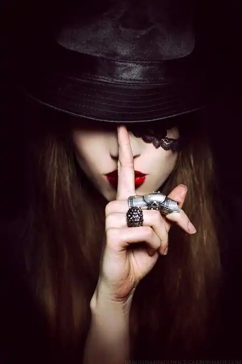 记住只用两根手指捂住眼睛就好,多了或者少了都达不到理想的效果,你