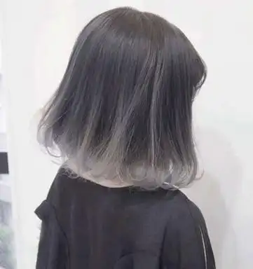 女生铅笔灰色的染发发型,给额头上的刘海梳成内扣的碎发,发尾的头发贴
