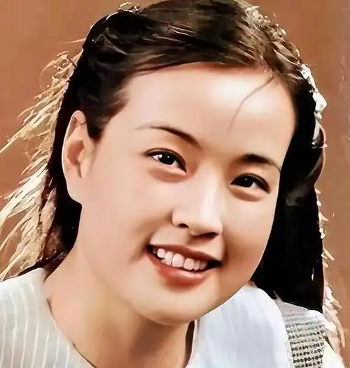 著名演员刘晓庆4段婚姻中没生过孩子如今73岁活现自我风采