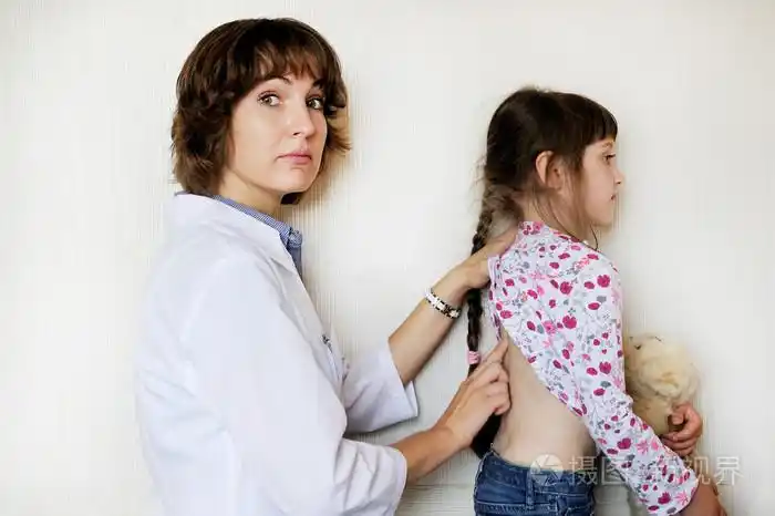 年轻的女医生检查一个小女孩