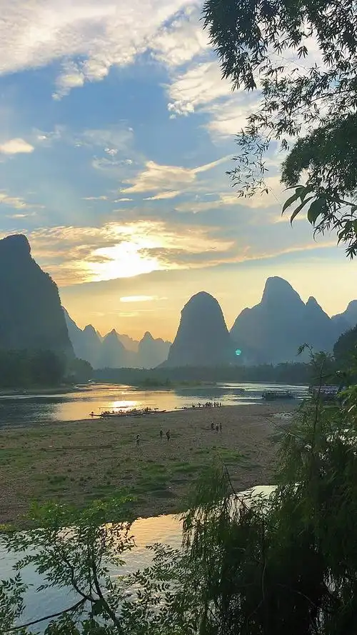 日出东方催人醒,不及晚霞懂我心.辞别再无相见日,唯有独醉忆真情.