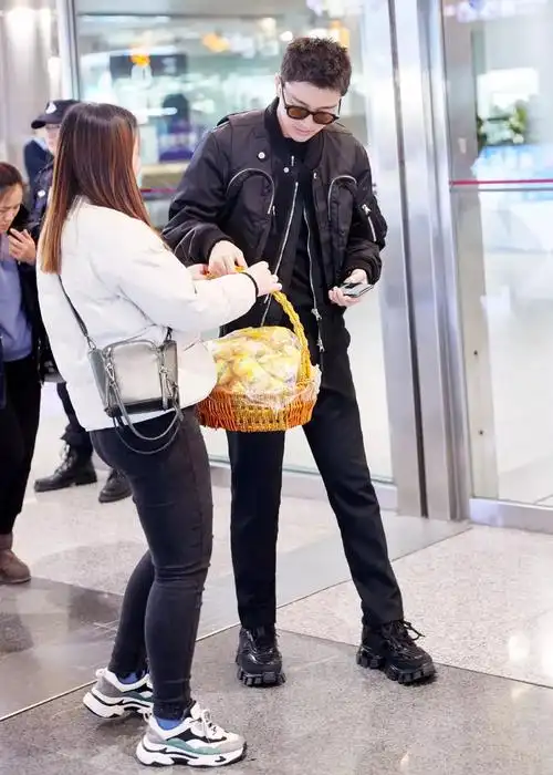 贾乃亮离婚后衣品开挂穿9000夹克配8000鞋181身高变超级男模