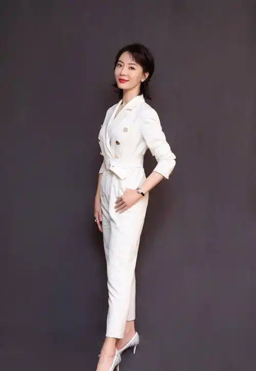 陈数晒私服照,穿v领衫配米白色西装,尽显43岁女人的优雅霸气_气质