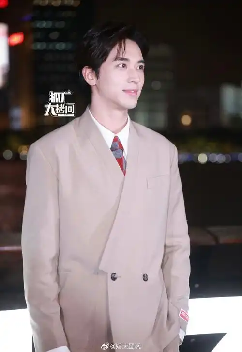 能把这个大阔腿裤穿得好看,这身材比例谁看了江边漫步的大帅哥能不