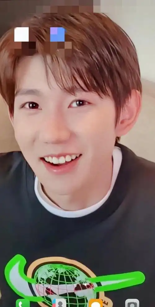 王源被工作室逼着营业故意不让粉丝看他的脸这届爱豆太难带