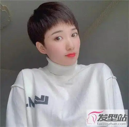 露耳短发清新利落,对于喜欢简单自然一些的女生,这款发型正好适合