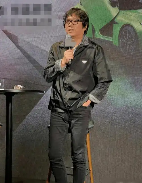 照片中,高晓松身穿黑色外套搭配一件黑底白点的衬衫,他的头发有些凌乱