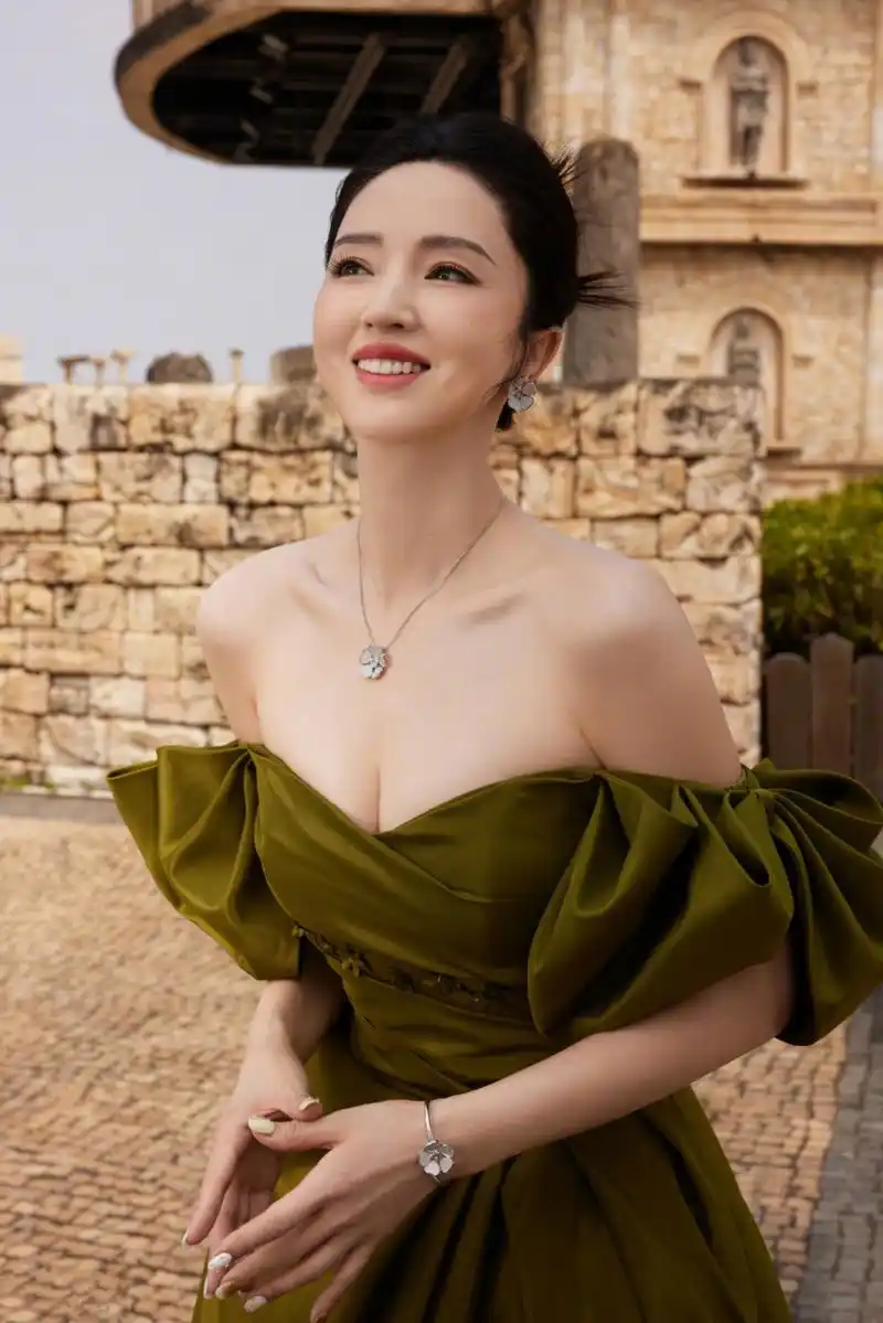 董璇# 一袭绿色抹胸溜肩长裙,肤白貌美的容颜,丰腴傲人的事业线,前凸