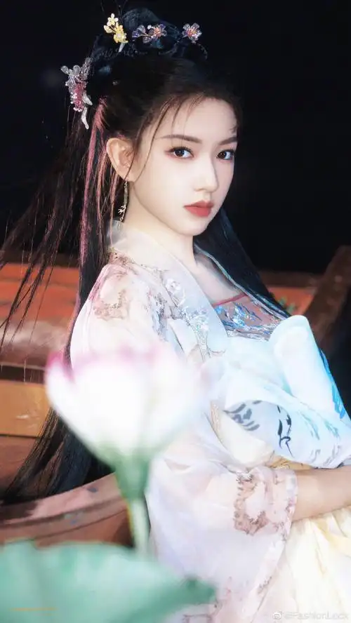 程潇丨荷塘撑伞大片78少女身穿宋制汉服,似古装剧里穿越出来的女