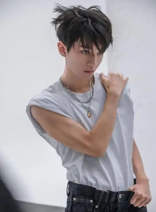 王俊凯露肩锁骨照太撩人,粉丝大呼顶不住_角色_时候_身体