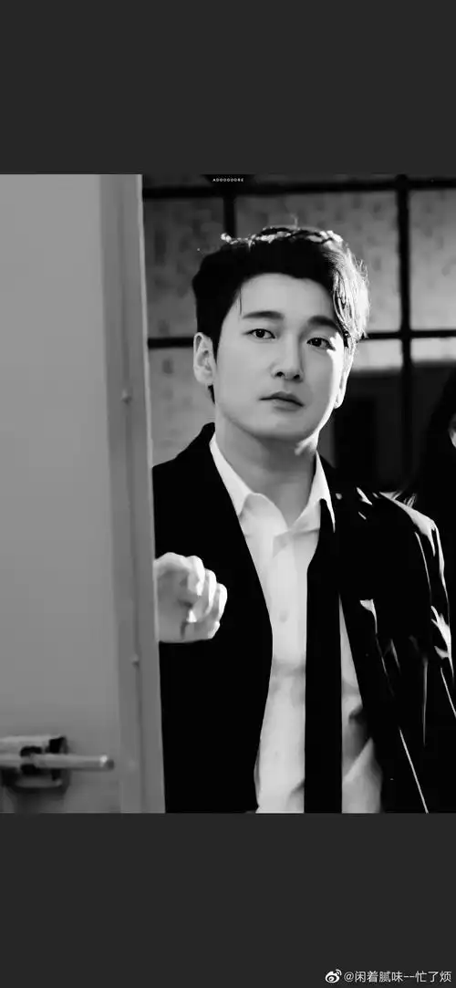 因为更加喜爱中年曹承佑也为纪念自己入坑的第六个月建一个图楼