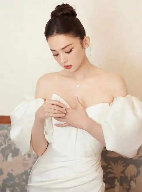 古力娜扎白色露肩背裙腰臀太优越了_图片_娱乐_的设计