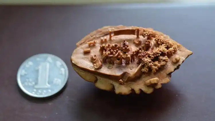 影像力丨济南微雕大师在2.6克酒壶上刻300字!发雕作品需用200倍显微镜