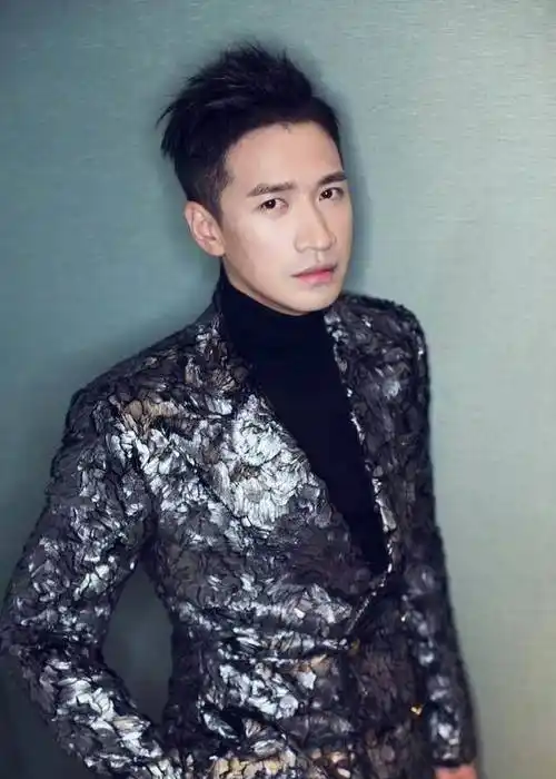 原创原创41岁何晟铭晒近照阳光帅气堪比小鲜肉这眼神简直太有杀伤力