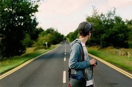 等待彼岸的女孩唯美意境背影图片