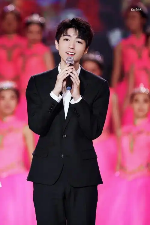 王俊凯 巴黎时装周