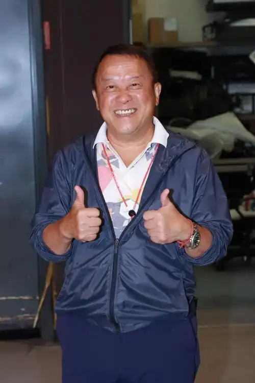 曾志伟,香港电影界的传奇人物,不仅是著名导演,演员,主持人,还是tvb半