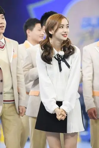 angelababy清纯学生装亮相,双马尾造型少女感十足