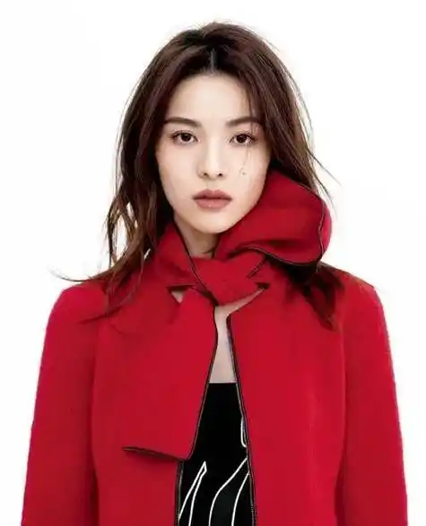 钟楚曦与侯雯元牵手回国,公开恋情展现甜蜜