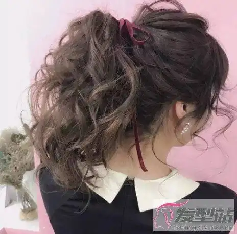 烫卷发怎么扎马尾好看 日系马尾让你变成漫画女主