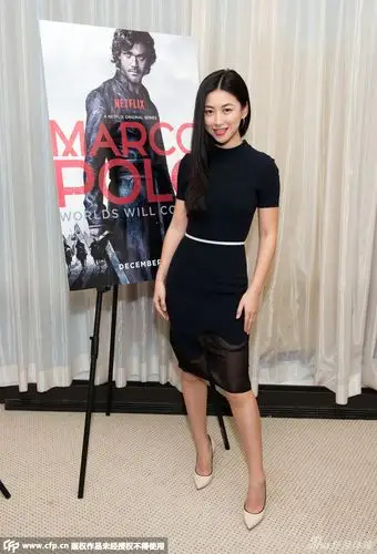 尤文老板旧爱朱珠亮相 叉腰秀美腿国际范