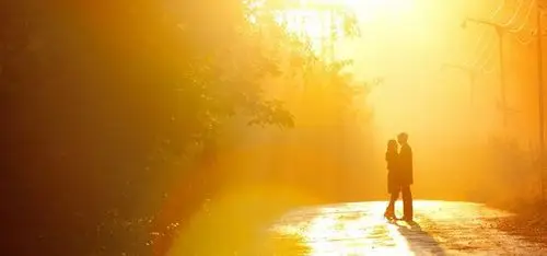 情侣,拥抱,美好时光,晨曦,公路,电线杆,唯美意境壁纸