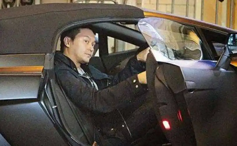 黄晓明会过日子,秀恩爱也只是穿了件印有女友名字的毛衣,以前和baby在