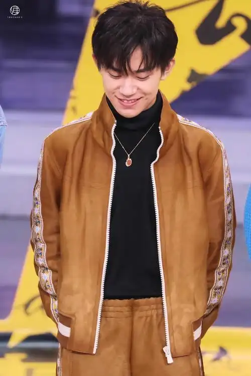 易烊千玺快本录制饭拍高清图～低头浅笑的梨涡少年