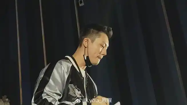 陈伟霆现身灿烂的她首映礼