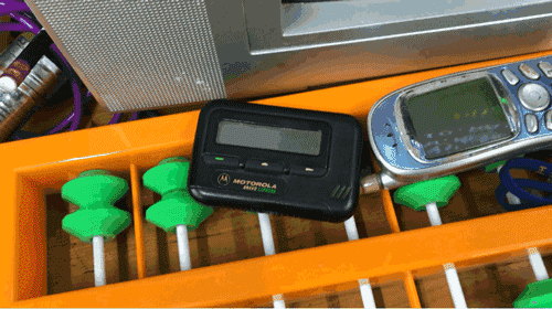 旁边录音机上放了好多旧磁带,居然还有我哥小时候最喜欢听的任贤齐