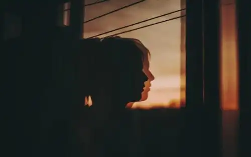 夜晚一个人的孤独没有人陪伴