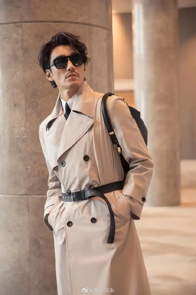 "中国绅士"@胡兵现身品牌活动,米色经典风衣搭配黑色破洞牛仔裤的装扮
