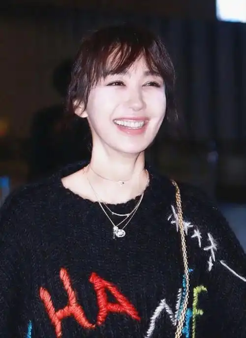 李菲儿越来越时髦 穿黑色针织衫配彩色显高调,笑起来好迷人