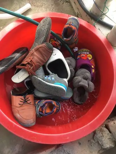 我把鞋子倒入一个更大的塑料盆里,然后往里面放水