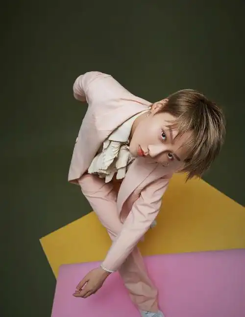 刘雨昕穿搭太酷了,干练短发潇洒随意,一身皮衣满满的冷酷气息