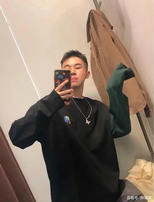 组图:英俊可爱的斯文小鲜肉,自拍生活照,90后气质爆棚的型男!