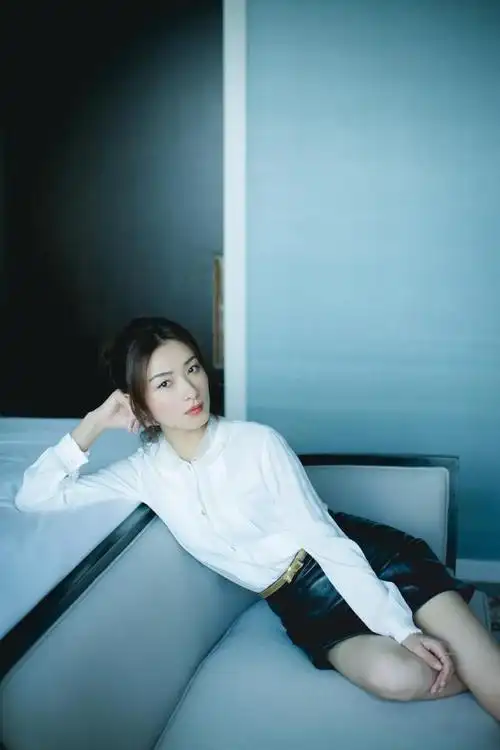 万茜真敢穿,抹胸裙比西装外套还短,美得精致大气很高级__财经头条