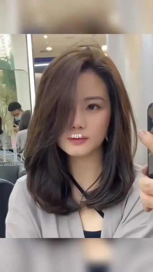 大圆脸显瘦发型图片女士在理发店做头发图片纯女士发型女士烫发长发
