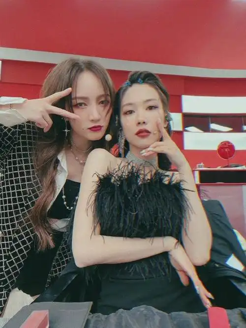 组图:姐妹情深!孟佳为王霏霏庆生 写藏头诗表白情真意切