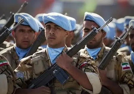 伊朗士兵参加阅兵式.(来源:英国媒体)