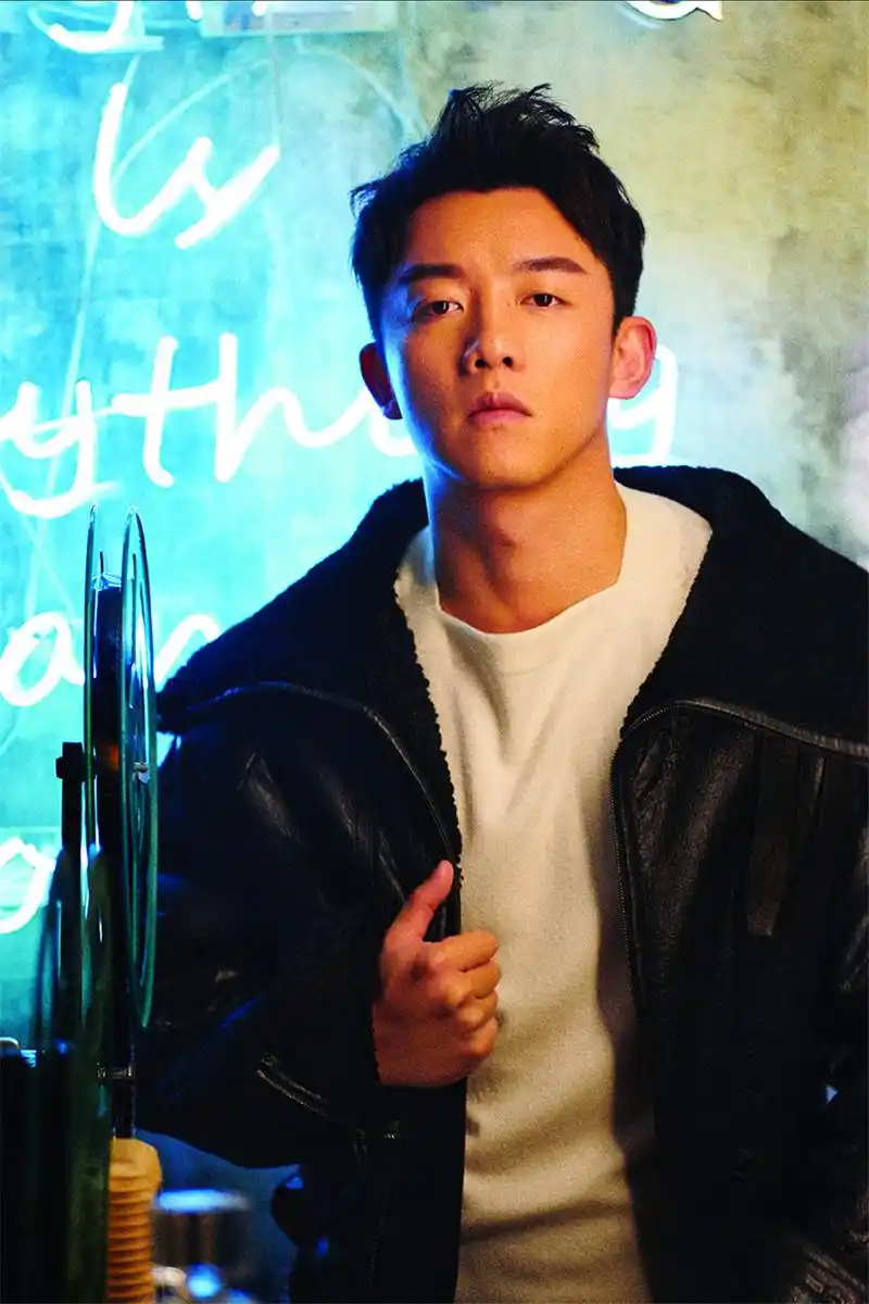 郑恺重返胶片时代雅痞率性演绎港式潮男风